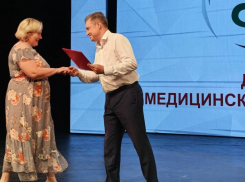 Глава Камышина Станислав Зинченко к Дню медика вылечил руку, которая была в гипсе