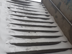 Камышане возмущены скользкой и заснеженной лестницей на улице Некрасова