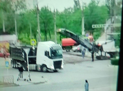В Камышине в 4-м микрорайоне, где жители за свой счет начали закидывать асфальтовой крошкой самые огромные ямы на проезжей части, неожиданно появилась дорожная теника