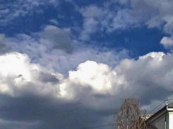 В Камышине погибшую при падении с балкона на улице Воинов-Интернационалистов женщину перед этим чуть не зарезали