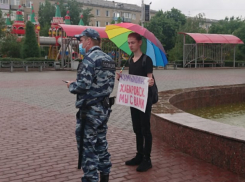 В Камышине у ДК «Текстильщик» появился молодой человек, решивший одиночным пикетом поддержать массовые выступления в Хабаровске