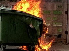 Сегодня ночью в Камышине в огне «погиб» еще один пластиковый евроконтейнер