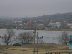 В Камышине суперкатер-амфибия «прилетел» сгонять рыбаков, а они и ухом не повели