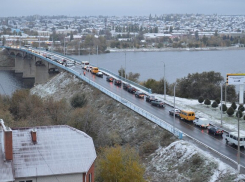 Камышане показали в соцсетях огромную пробку, которую спровоцировал мокрый снег на Бородинском мосту в эти часы