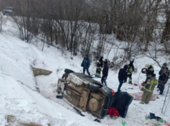 Труп женщины извлекли из рухнувшей в кювет после столкновения машины на трассе в Волгоградской области