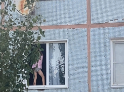 Камышане заявили в соцсетях, что танцевать детям на подоконнике с полуголыми задницами опасно и неприлично
