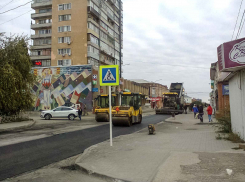 Горемычную улицу Октябрьскую в Камышине опять перекрыли и асфальтируют