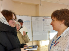 В Камышинском районе впервые голосующим девушкам и парням дарят шоколадки и брелоки