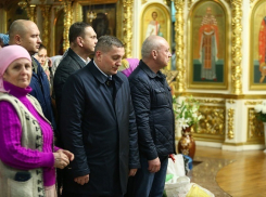 Губернатор Андрей Бочаров отстоял весь всенощный праздничный молебен в Казанском кафедральном соборе в Волгограде