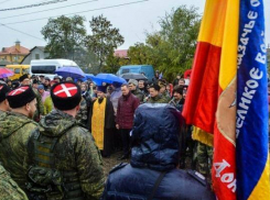 В Михайловке от местного Свято-Никольского храма земляки проводили на спецоперацию сводный отряд казаков (ВИДЕО)