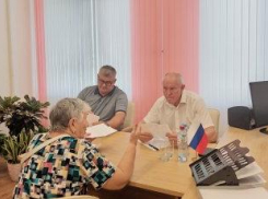 Спикер Камышинской городской думы Владимир Пономарев провел прием избирателей; кроме того, что провел, ничего не известно