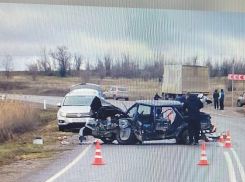 Троих израненных увезла «скорая» после столкновения машин на трассе между Котово и Камышином 