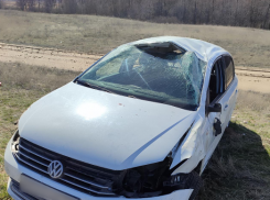 Дама на «Фольксвагене» улетела в кювет на трассе между Ольховкой и Камышином