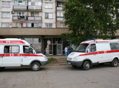 «Из-за этой глупой халатности умер человек»: водители Камышина выселяют с парковки «скорую помощь»: портал V1.RU