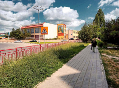 Что же мы зеленые зоны даже на площади с памятником святого покровители города не можем аккуратно выстричь? - камышанка