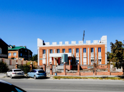 Половину верхнего этажа уже надстроила «Поликлиника Парамонова» на здании бывшего офиса КПК «Честь» в Камышине