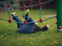 В переполненной группе камышинского детсада малыш упал и выбил себе четыре зуба