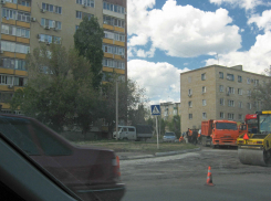 В Камышине решили подправить асфальтовое покрытие примыкающих к мосту дорог