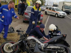 На въезде в Камышин автомобилист снес мотоциклиста, пострадавшего срочно отправили в ЦГБ