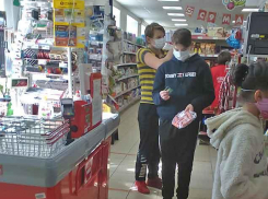 В Камышине на страже масочного режима твердо стоят крупные сетевые магазины