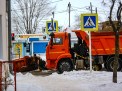 В Камышине коммунальщики «выехали» бороться с наледью  и снежным накатом
