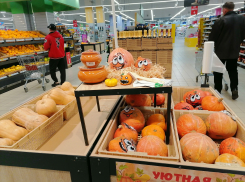 В главном камышинском сетевике не раскупили «зубастые» тыквы, выставленные на продажу перед 31 октября