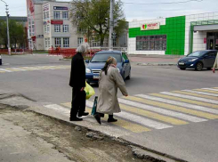 Администрация Камышина немного продвинулась в теме устранения «пешеходной канавы» у перекрестка Пролетарская - Октябрьская, но несущественно