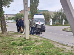  В Камышине очевидцы предполагают худшее в исходе столкновения мотоциклиста и «скорой помощи» на дороге у ЦГБ