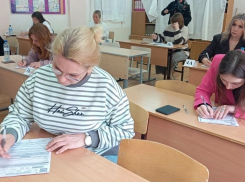 Мамы и папы камышинских старшеклассников попробовали сдать ЕГЭ и в двоечники не попали
