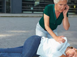 В Камышине десятиклассница школы №8 гуляла во дворе с подругой, а потом упала и умерла