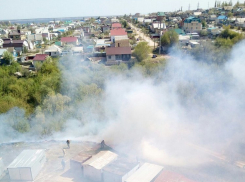 В Камышине на третьем городке в эти минуты тушат пожар