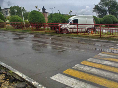 В Камышине минивэн влетел за ограду у памятника Маресьеву