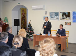 Замгубернатора Александр Дорждеев у новогодней елки в Камышине рассказал  о перспективах города и региона, что именно рассказал - загадка