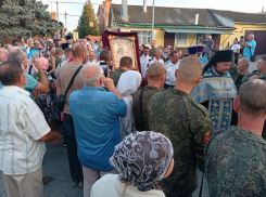 В Камышине сегодня, 23 сентября, верующие встретили Донскую икону Божьей матери, почитаемую как защитницу Отечества