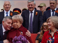 Пахмутова и блеск орденов: кто стал главным гостем парада Победы в Волгограде