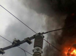 В Камышине в поселке Нефтебазы произошло возгорание в трансформаторной будке