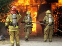 В Камышинском районе сгорел дом и заброшенное здание