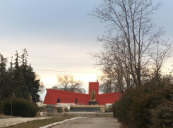 В Камышине на обновленном братском захоронении появился революционный красный цвет