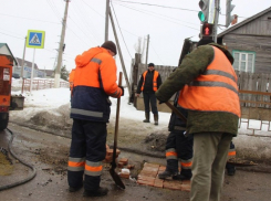 Камышане сомневаются в эффективности зимнего ремонта дорог кирпичом