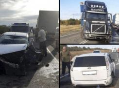 На федеральной трассе между Камышином и Волгоградом «Форд Фокус» бросало между грузовиками, пенсионеры в «Форде» чудом остались живы