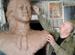 Скульптуры для главных сельских площадей Камышинского района создает самобытный художник Александр Безруков