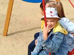 В Камышине дети и взрослые приходят на семейную площадку имени героя СВО Максима Ивченко в 5-м микрорайоне