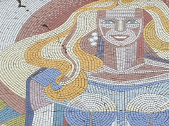 Камышане обсуждают глубокую трещину на локонах «мозаичной» красавицы на улице Пролетарской в Камышине