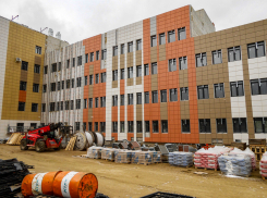 Из пресс-службы губернатора Волгоградской области сообщили, что открытие поликлиники на улице Советской в Камышине переносится на 2026 год