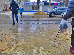 В Камышине на улице Ленина образовались снежно-ледовые озера, с которыми у пешеходных переходов не справляются мостки