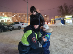 В Камышине дорожные полицейские взрослых участников движения строго предупредили, а маленьким вручили светоотражающие браслеты