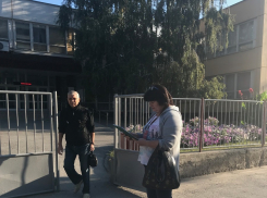 В Камышине с утра у избирательных участков появились сотрудники администрации Камышина в роли проводящих странные экзит-поллы