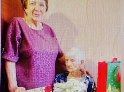 В Камышине еще одну бабушку, а вернее - учителя физики Идию Васильевну Бурову поздравили со 100-летием