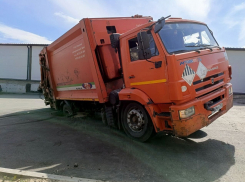 Водитель мусоровоза, рухнувшего одним колесом в Камышине в «провал» на пересечении улиц Ленина и Некрасова, не пострадал