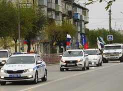 В Камышине автопробегу в День народного единства не удалось четко выстроиться в колонну, но в ней впереди возбуждал публику паркетник «американец» Hummer